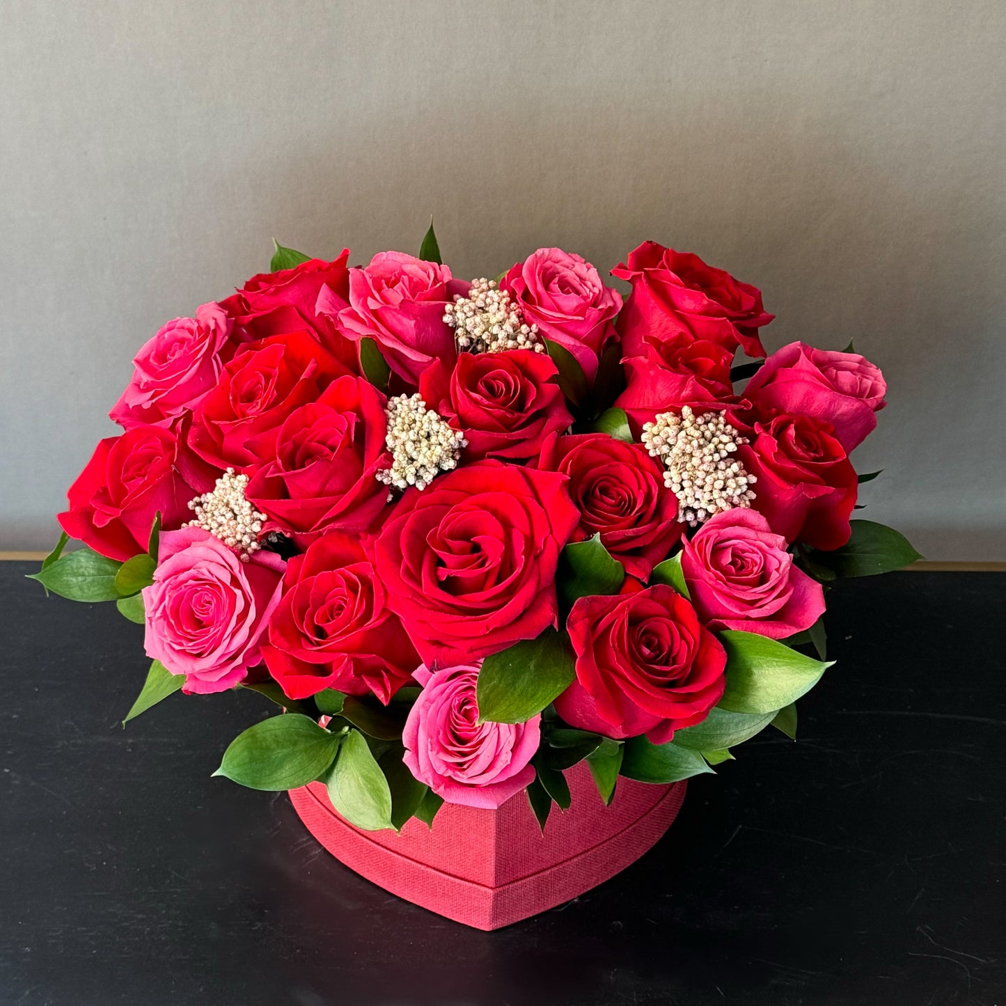 Caja de flores con forma de corazón de rosa
